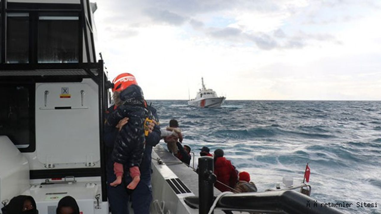 İzmir Açıklarında Tekne Faciası: Batan Teknede 2 Kişi Öldü, 24 Yaralı Var