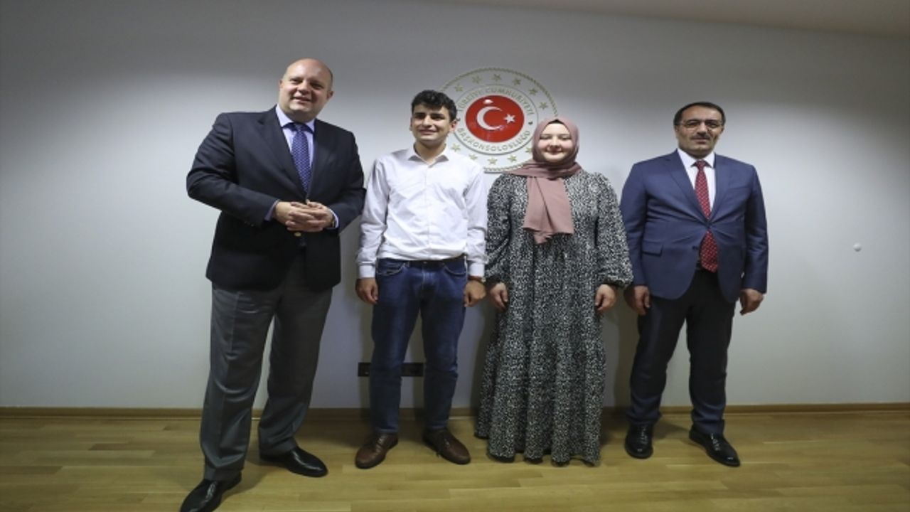 Almanya'da yüksek notlarla okuldan mezun olan başarılı 2 Türk öğrenciye ödül