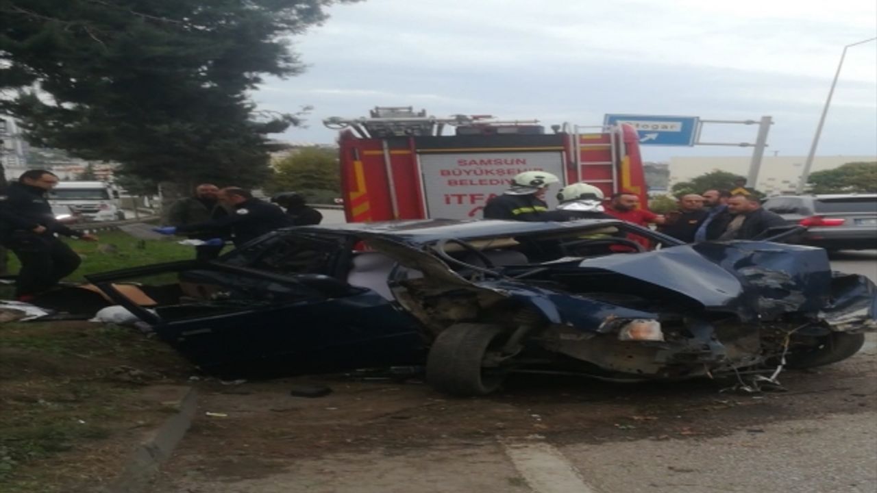 Samsun’da ağaca çarpan otomobilin sürücüsü öldü, 2 kişi yaralandı