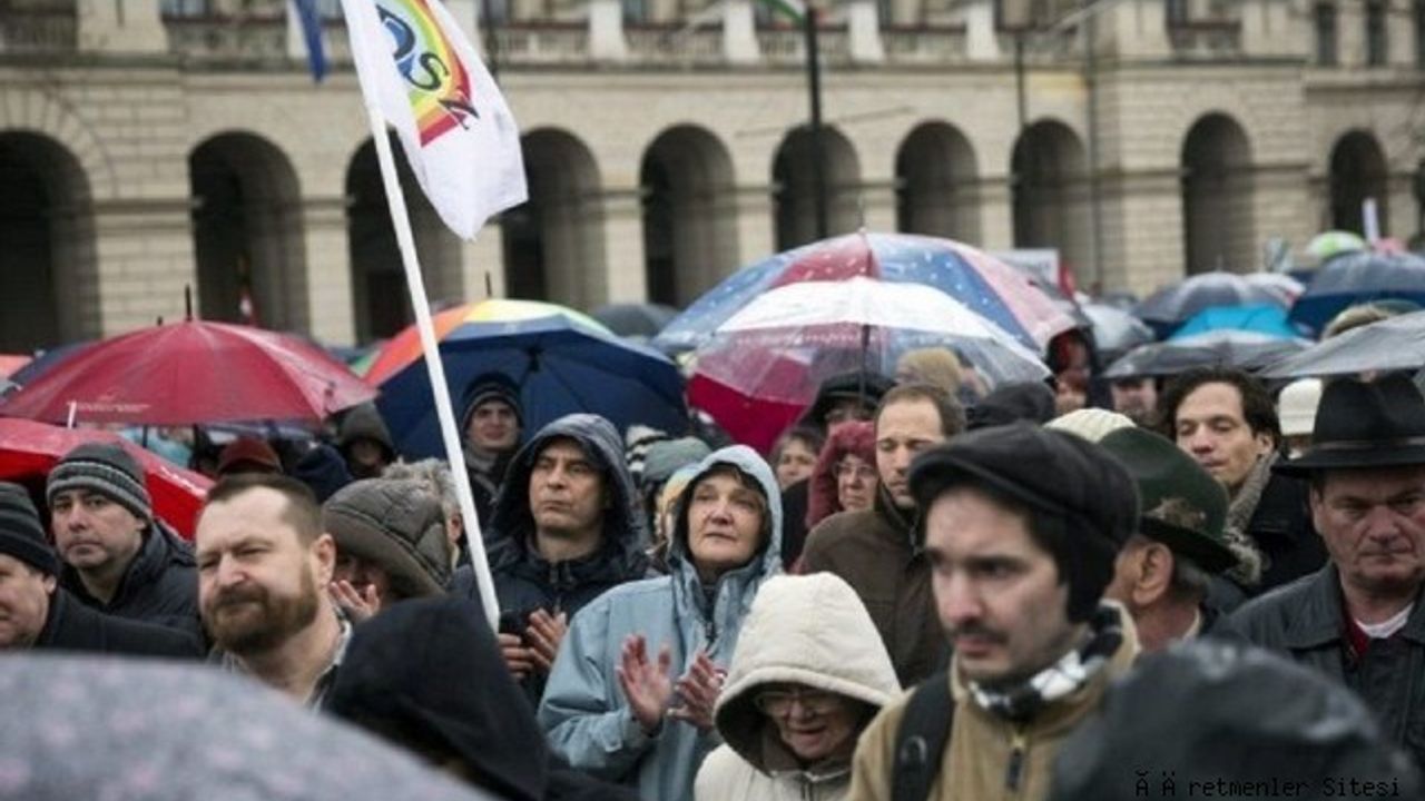 Macaristan'da öğretmenlerden çalışma şartları ve eğitim reformu için protesto gösterisi