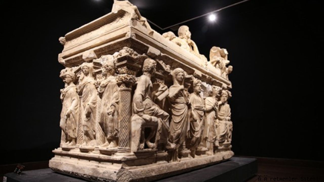 Yurt dışına kaçırılan Lucius Verus heykeli, Attis heykelciği, Apollon heykelciği, Kusura tipi idol, düver pişmiş toprak levhası ve 4 parçalı sütunlu lahit Türkiye'ye iade edildi