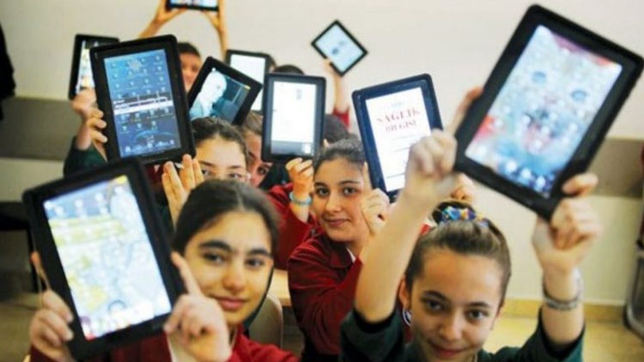 Üniversite öğrencilerine vergisiz telefon tablet internet verilmesi usulleri Resmi Gazete'de