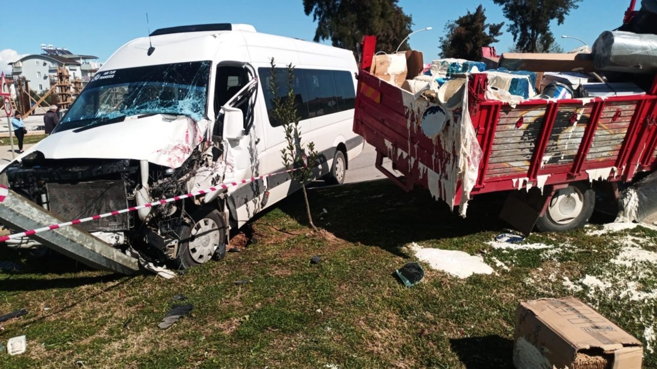 Antalya'da okul servis minibüsü ile kamyonun çarpıştığı kazada 5 kişi yaralandı