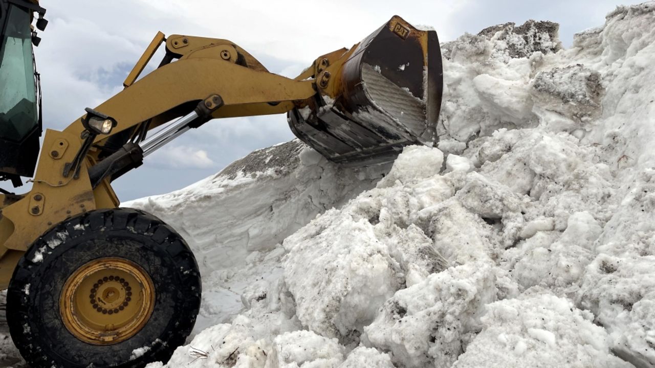 Ardahan'da ekiplerin karla mücadele çalışması martta da sürdü