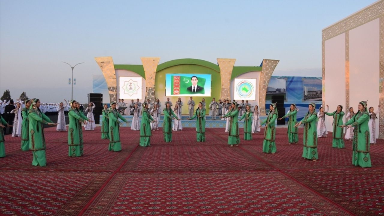 Berdimuhamedov, Türkmenistan'ın zenginliklerini "Türk ailesi" ile paylaşmayı hedeflediklerini söyledi