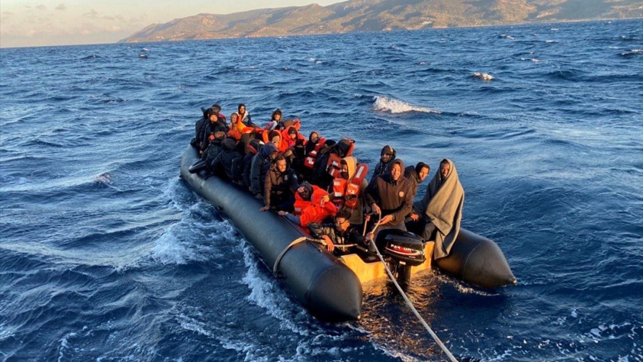 Çanakkale açıklarında lastik bottaki 46 düzensiz göçmen kurtarıldı