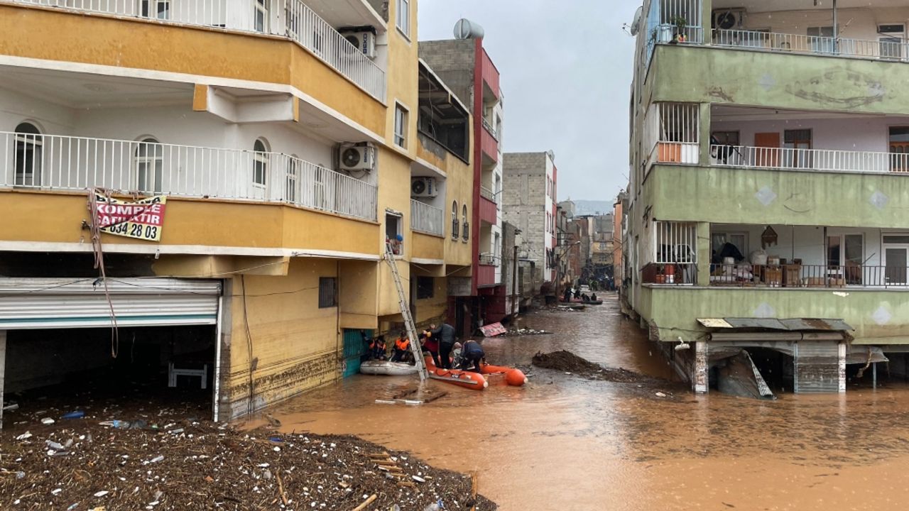 GÜNCELLEME - Şanlıurfa'da sel nedeniyle mahsur kalan vatandaşların kurtarılması için çalışma sürüyor