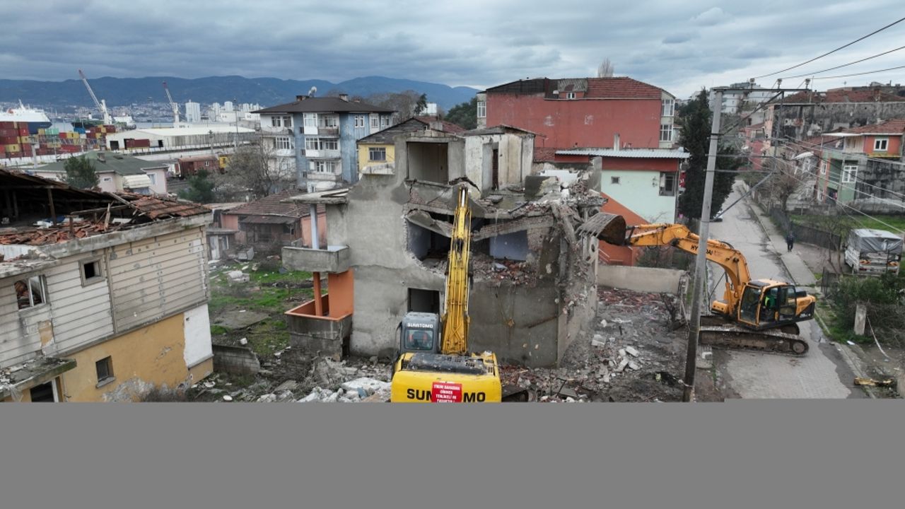 Kocaeli'de yapı stoku riskli mahallede yıkım çalışmalarına başlandı