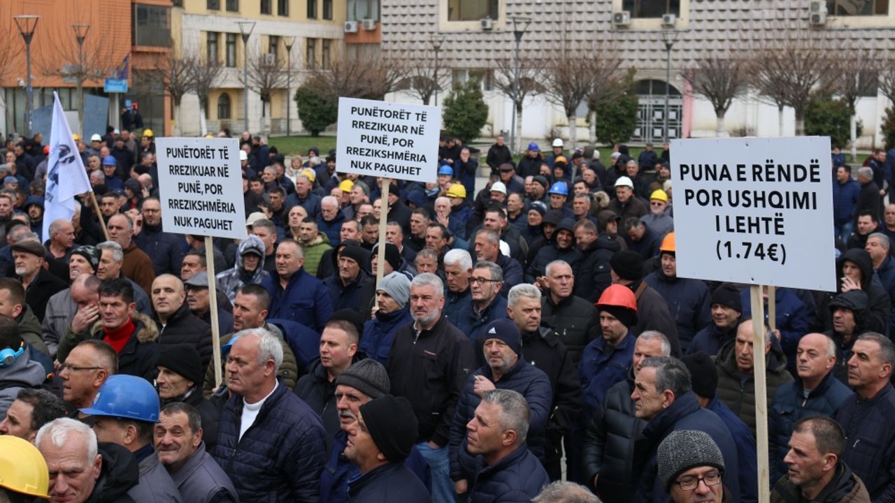 Kosova’da enerji kurumu çalışanları maaş artışı talebiyle gösteri düzenlendi