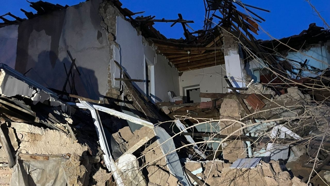 Malatya'da ağır hasarlı binanın bir bölümü kendiliğinden çöktü