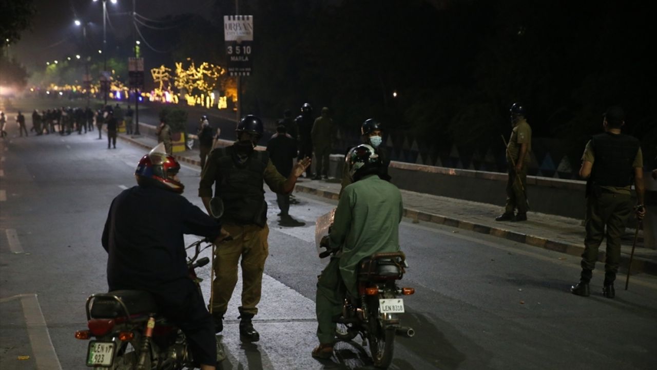 Pakistan'da polisin gözaltına almak istediği İmran Han'ın destekçileri protestolara başladı