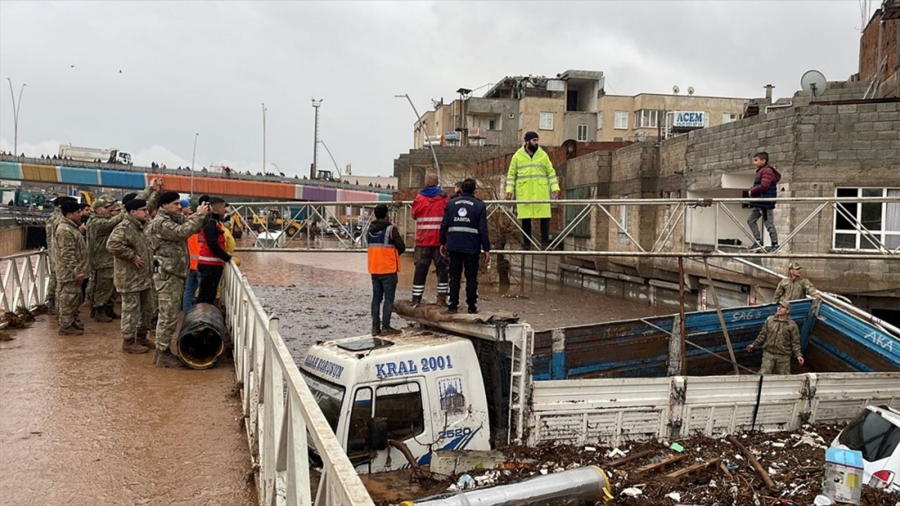 Şanlıurfa'da sel nedeniyle mahsur kalan vatandaşların kurtarılması için çalışma sürüyor