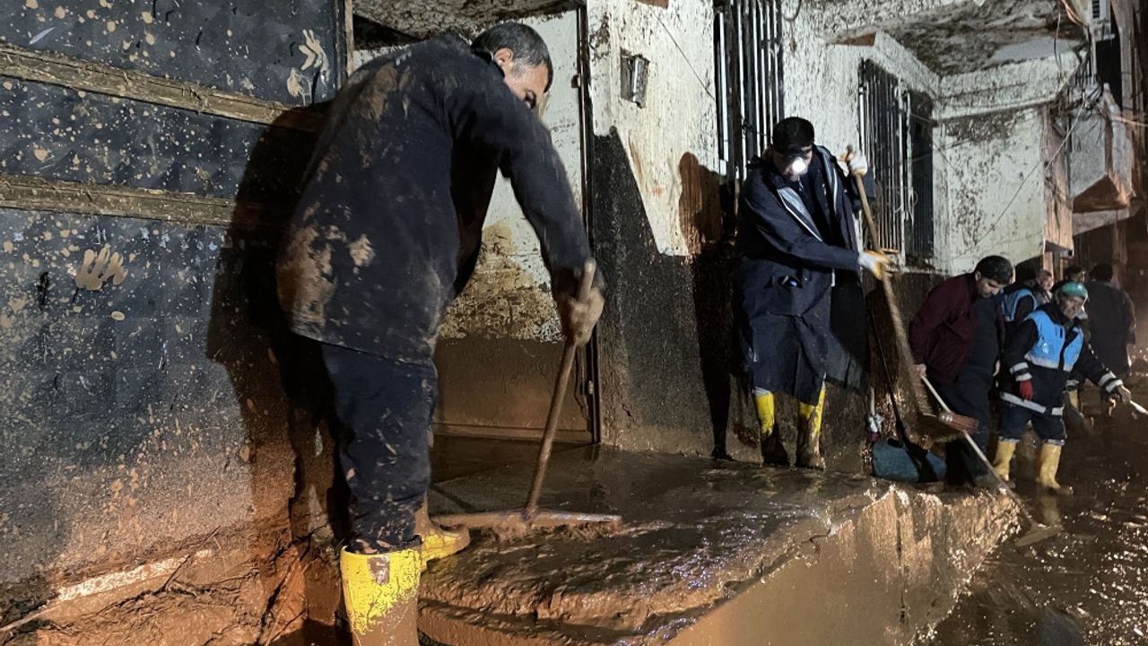 Şanlıurfa'daki sel sonrası su tahliye ve temizlik çalışmaları aralıksız sürüyor