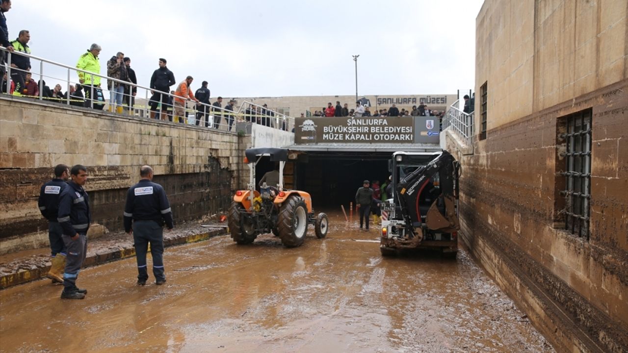 Şanlıurfa'daki selden etkilenen otoparkta su tahliyesi sürüyor