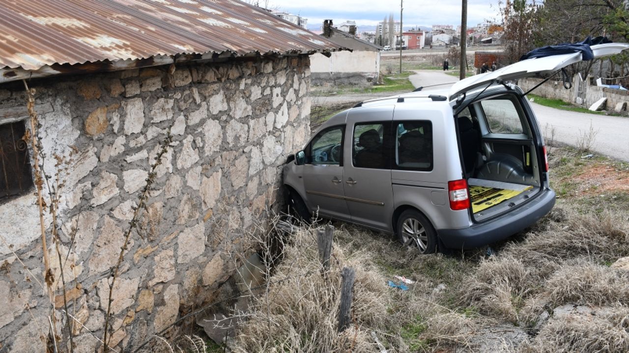 Sivas'ta evin duvarına çarpan hafif ticari araçtaki 7 kişi yaralandı