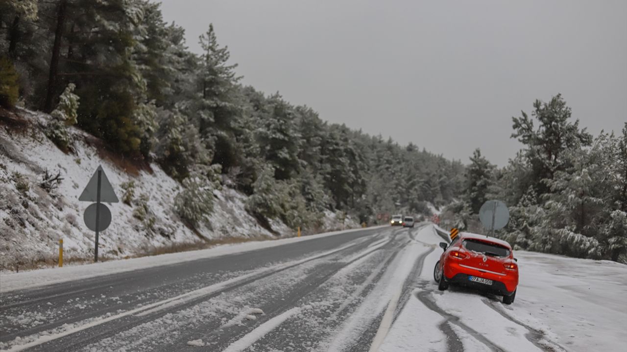 Antalya-Konya kara yolu kar nedeniyle tırların geçişine kapatıldı (2)