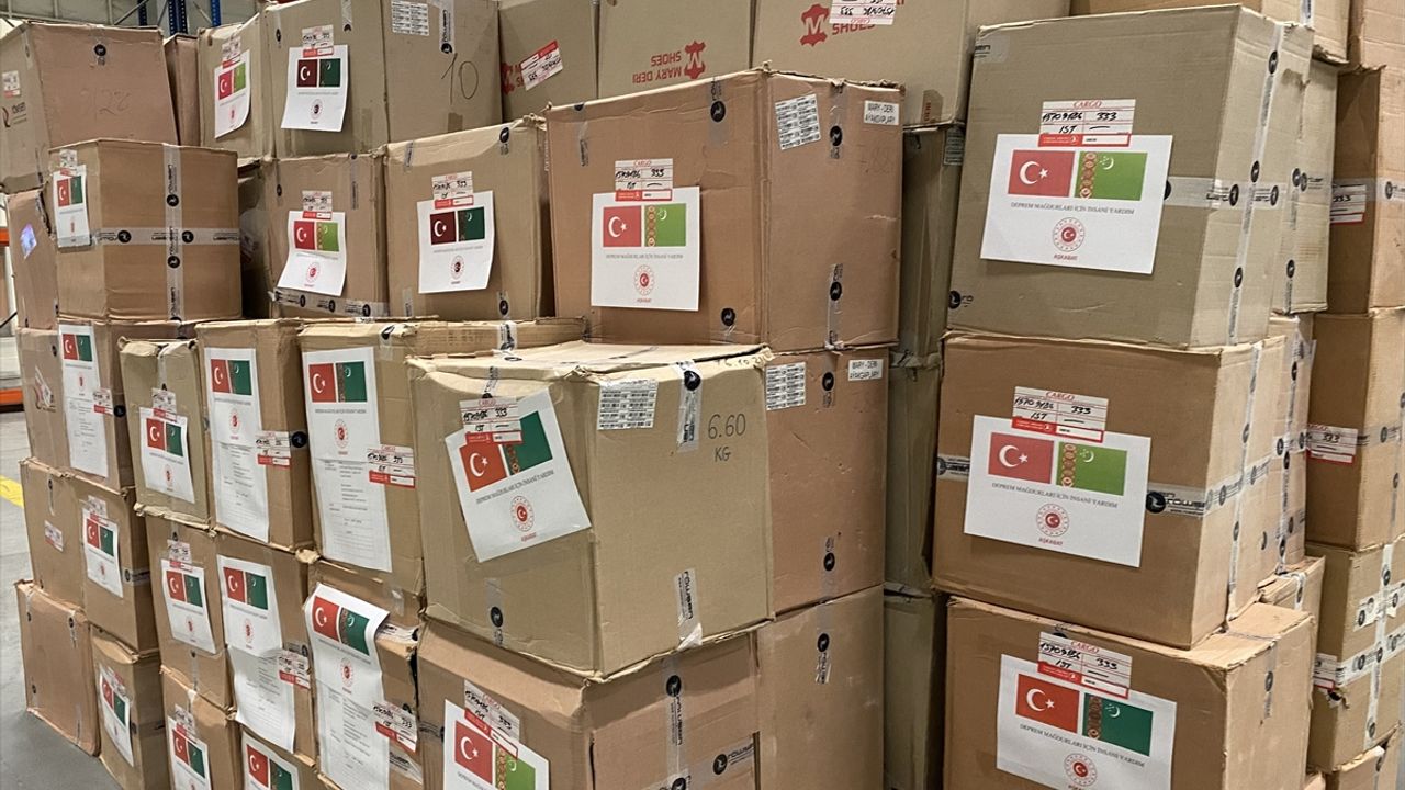 AŞKABAT - Türkmenistan'dan Türkiye'deki depremzedeler için 3 bin çift ayakkabı gönderildi