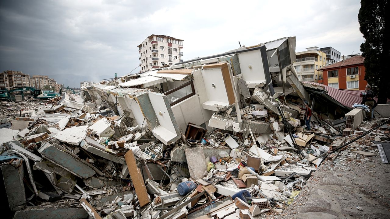 HATAY - Antakya'da ilk depremlerde geriye kayan apartman Hatay merkezli sarsıntıda yıkılmış