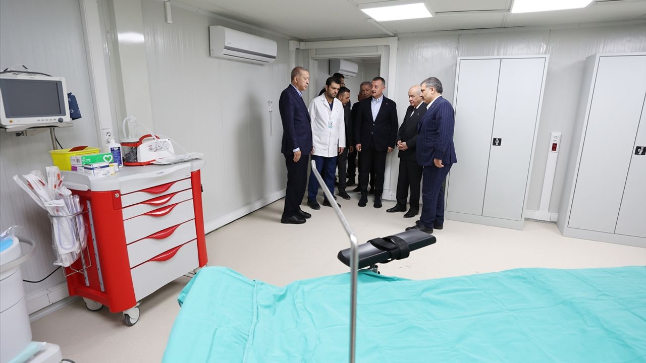 HATAY - Cumhurbaşkanı Erdoğan, Defne'de kurulan sahra hastanesini ziyaret etti