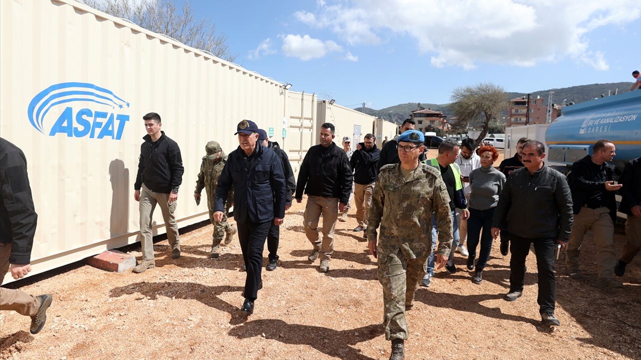 HATAY - Milli Savunma Bakanı Akar'dan Antakya'daki çadır kentte inceleme