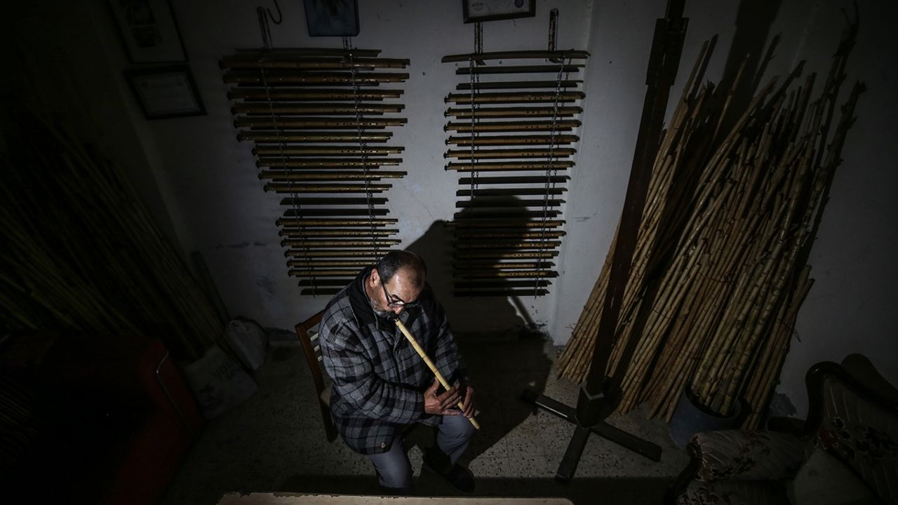 HATAY - Samandağ'ın 45 yıllık ney ustası, kamıştan yaptığı enstrümanın ezgileriyle acılarını dindiriyor