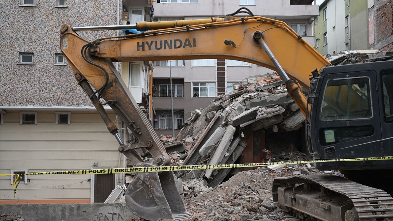İSTANBUL - Bahçelievler'de yıkım çalışması gerçekleştirilen bina yan binanın üzerine devrildi