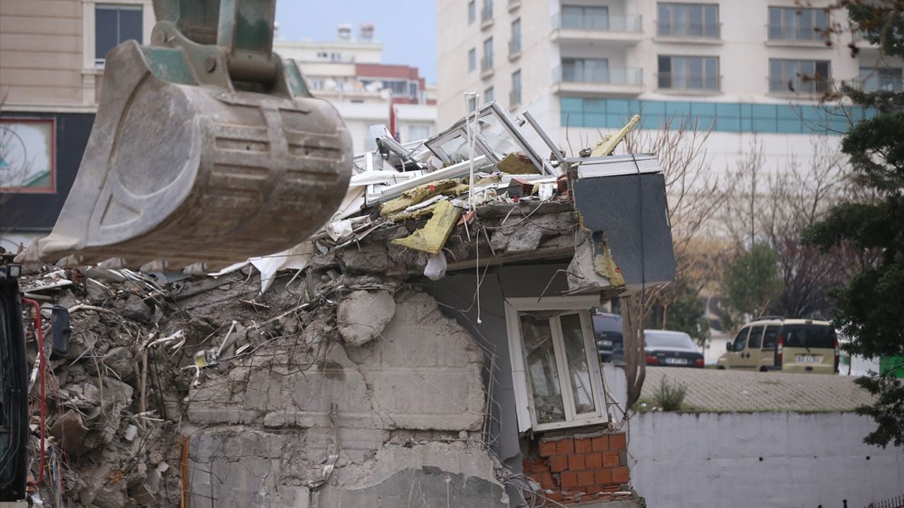 KAHRAMANMARAŞ - Aciliyet gerektiren binaların yıkım işlemleri sürüyor