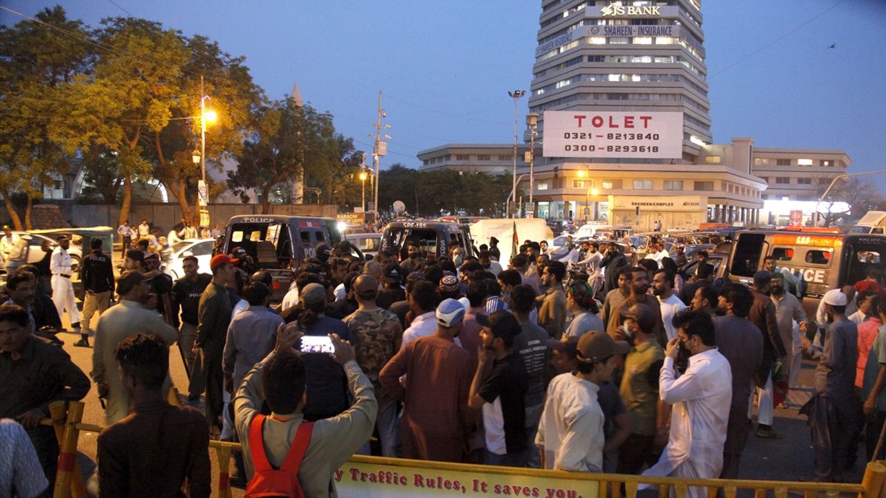 KARAÇİ - İmran Han hakkındaki tutuklama kararı protesto edildi