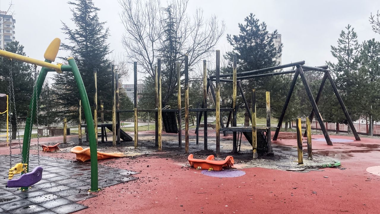 KAYSERİ - Çocuk oyun parkı yangında kullanılamaz hale geldi