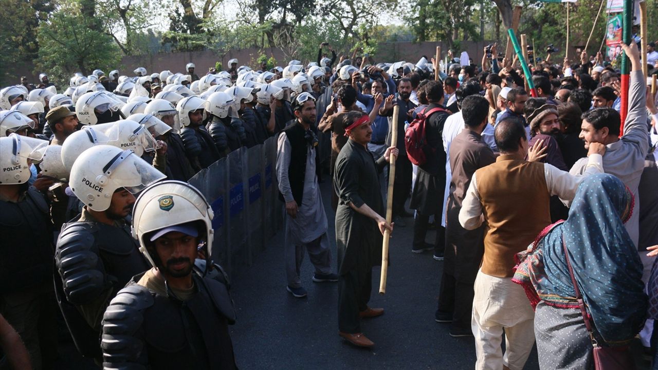 LAHOR - Pakistan'da İmran Han'ı gözaltına almaya gelen polis ile partililer arasında çatışma çıktı (2)