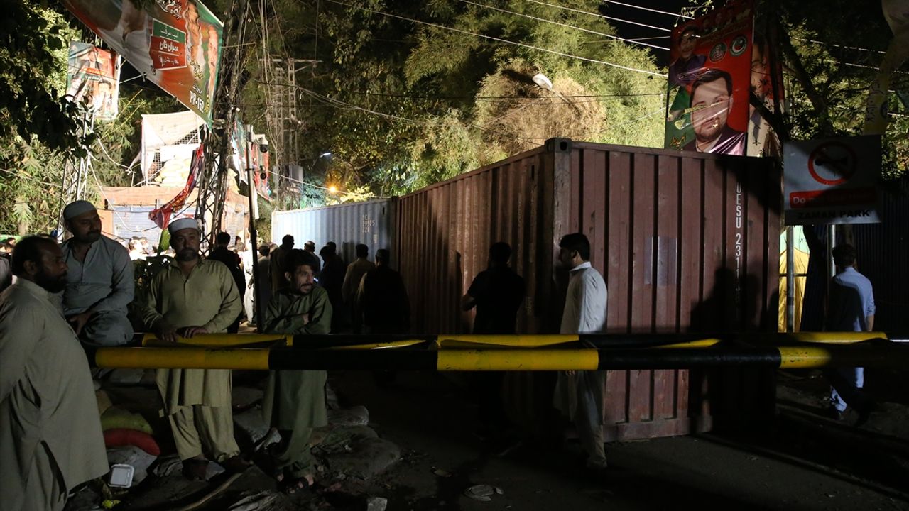 LAHOR - Pakistan'da İmran Han'ın taraftarları, konutunun çevresinde beklemeye devam ediyor