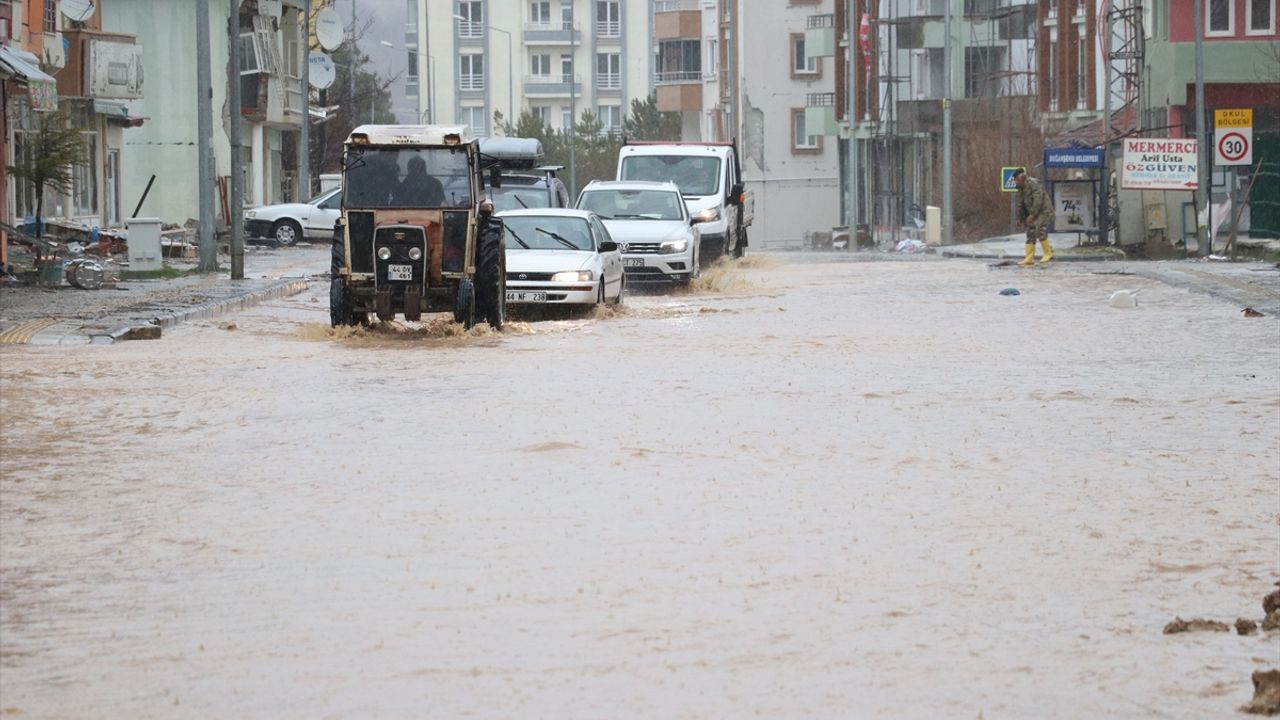 MALATYA - Doğanşehir ilçesinde sağanak su baskınlarına neden oldu