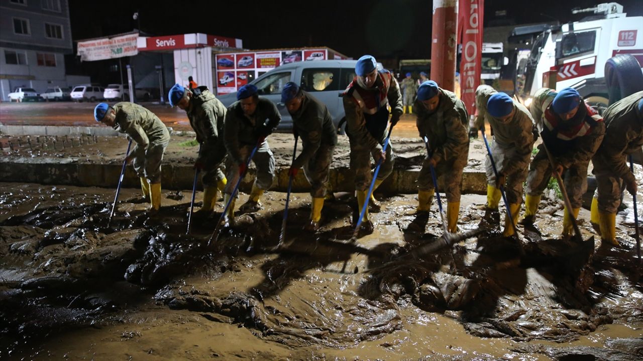 ŞANLIURFA - Selden etkilenen bölgelerde askerler temizlik yaptı