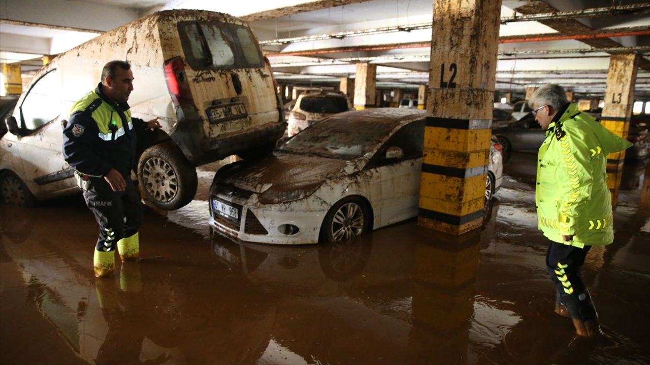 ŞANLIURFA - Suyla dolan belediye otoparkındaki araçlar dışarıya çıkarılıyor (2)