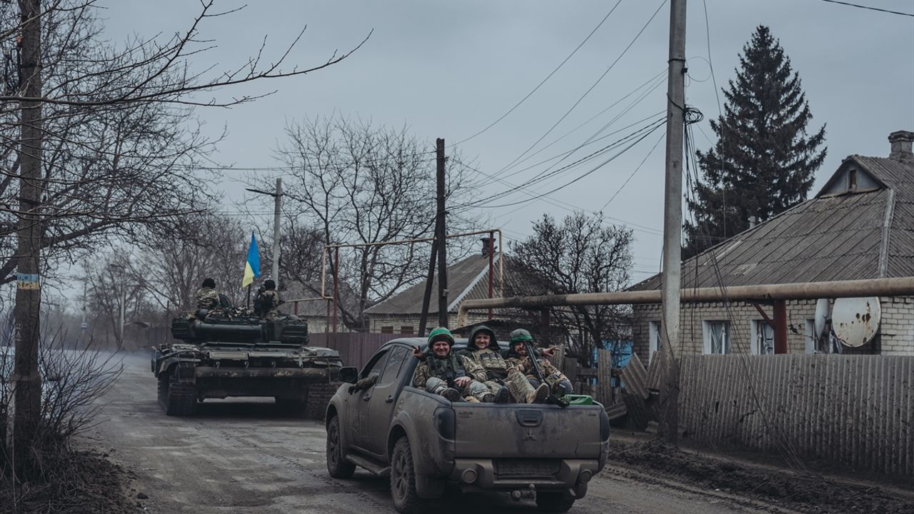 Ukrayna askerleri cepheden Chasiv Yar kentine döndü