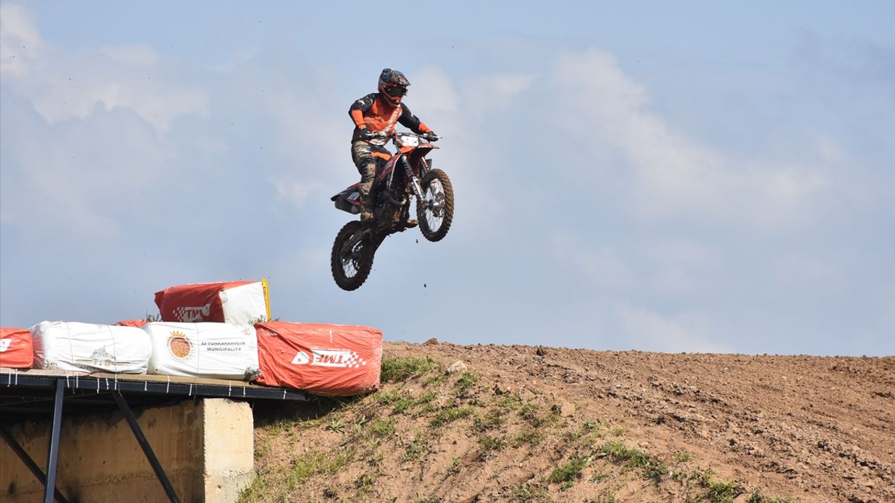 Milli motosikletçi Deniz Öncü, yeni sezonda Moto2'de yarışacak