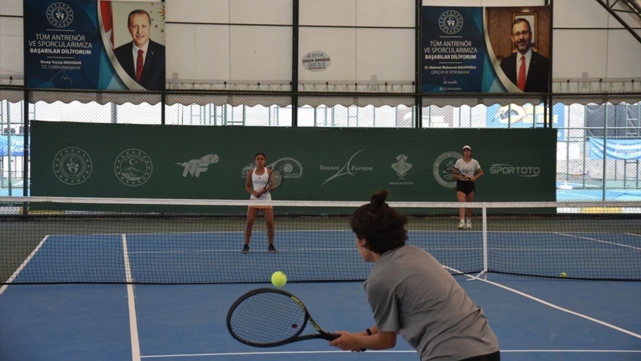 2. Uluslararası Cudi Cup Tenis Turnuvası'nda çeyrek ve yarı final maçları yapıldı