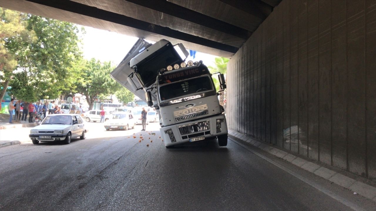 Adana'da kamyon yüklü çekici köprüye sıkıştı