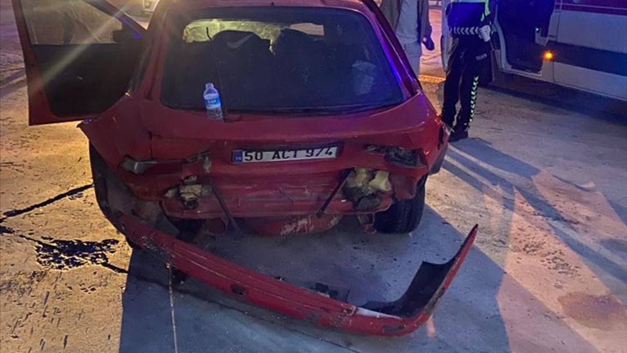 Afyonkarahisar'da iki otomobilin çarpıştığı kazada 5 kişi yaralandı