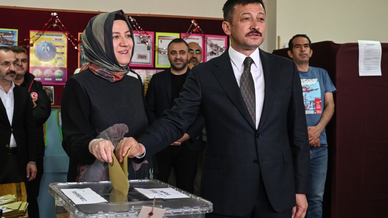 AK Parti Genel Başkan Yardımcısı Hamza Dağ, İzmir'de oy kullandı