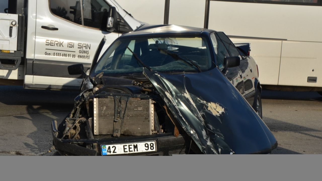 Antalya'da servis aracı kaza yaptı çok sayıda yaralı var