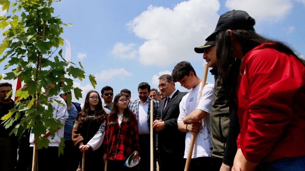 Bakan Dönmez, Eskişehir'de gençlerle fidan dikip piknik yaptı: