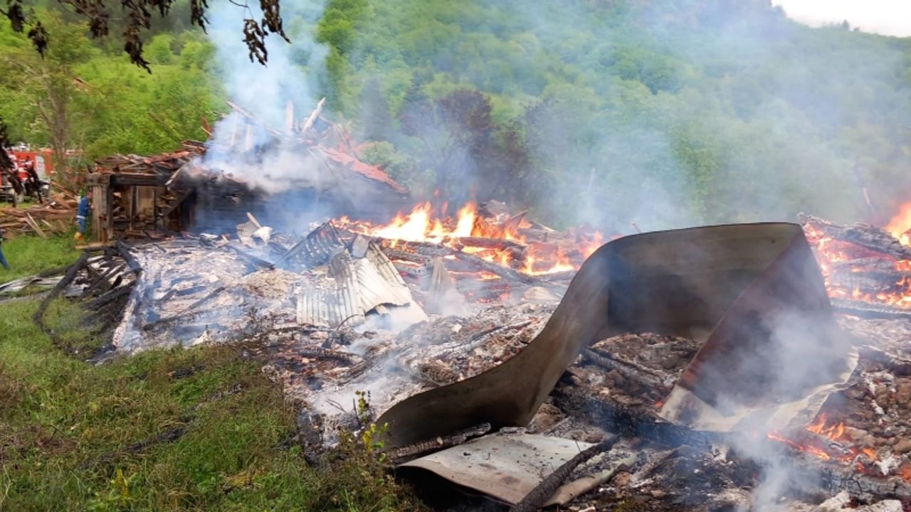 Kastamonu'da yıldırım isabet etmesi sonucu çıkan yangında 2 ev ve ahır zarar gördü