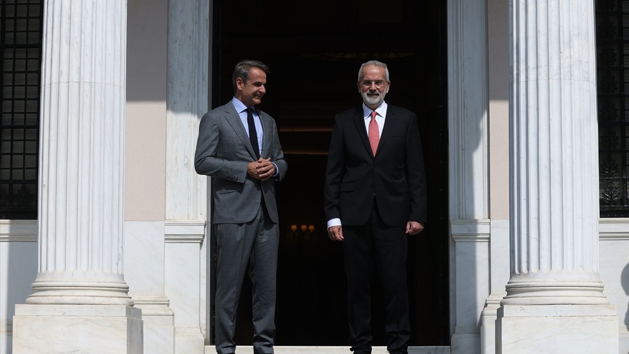 ATİNA - Yunanistan'da geçici hükümetin başbakanı yemin ederek göreve başladı