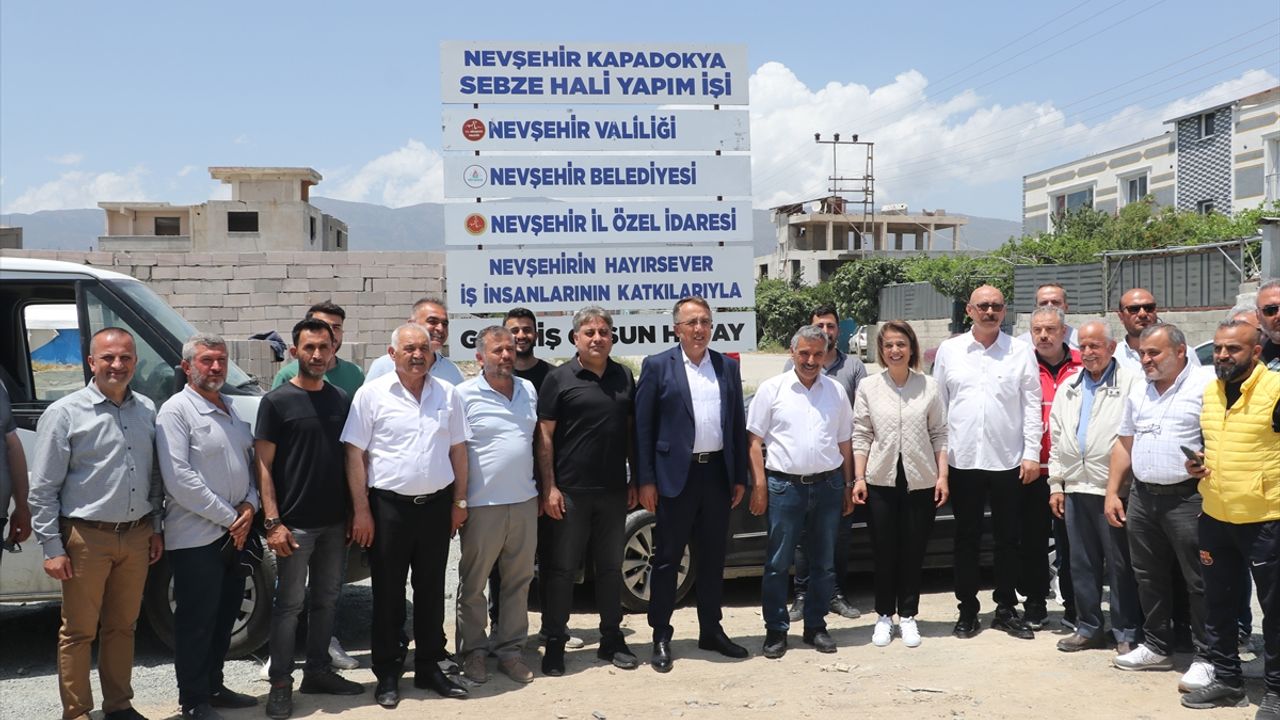 HATAY - Depremden etkilenen Hatay'da "Nevşehir Kapadokya Sebze Hali"nin yapımı sürüyor