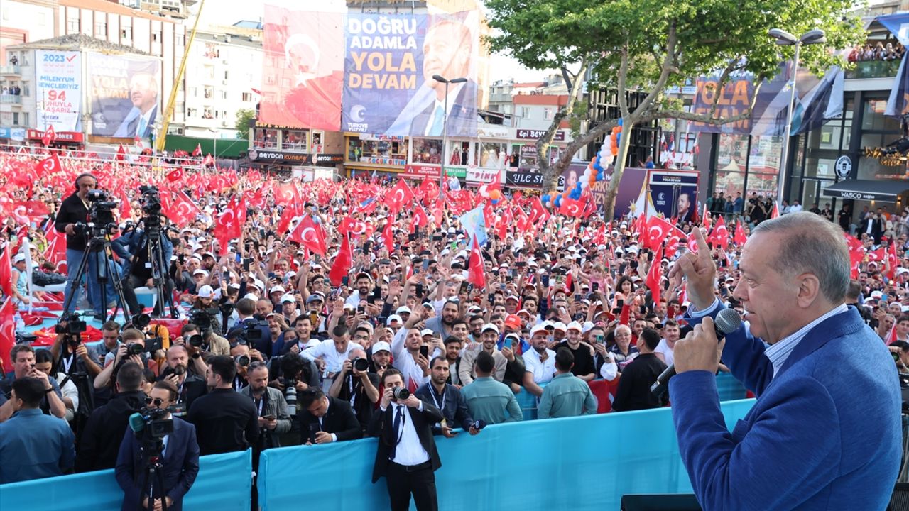 İSTANBUL - Cumhurbaşkanı Erdoğan: "Bugün bu meydanda dosta güven, ülkemizin hasımlarına korku salan dirayetli bir duruş var"