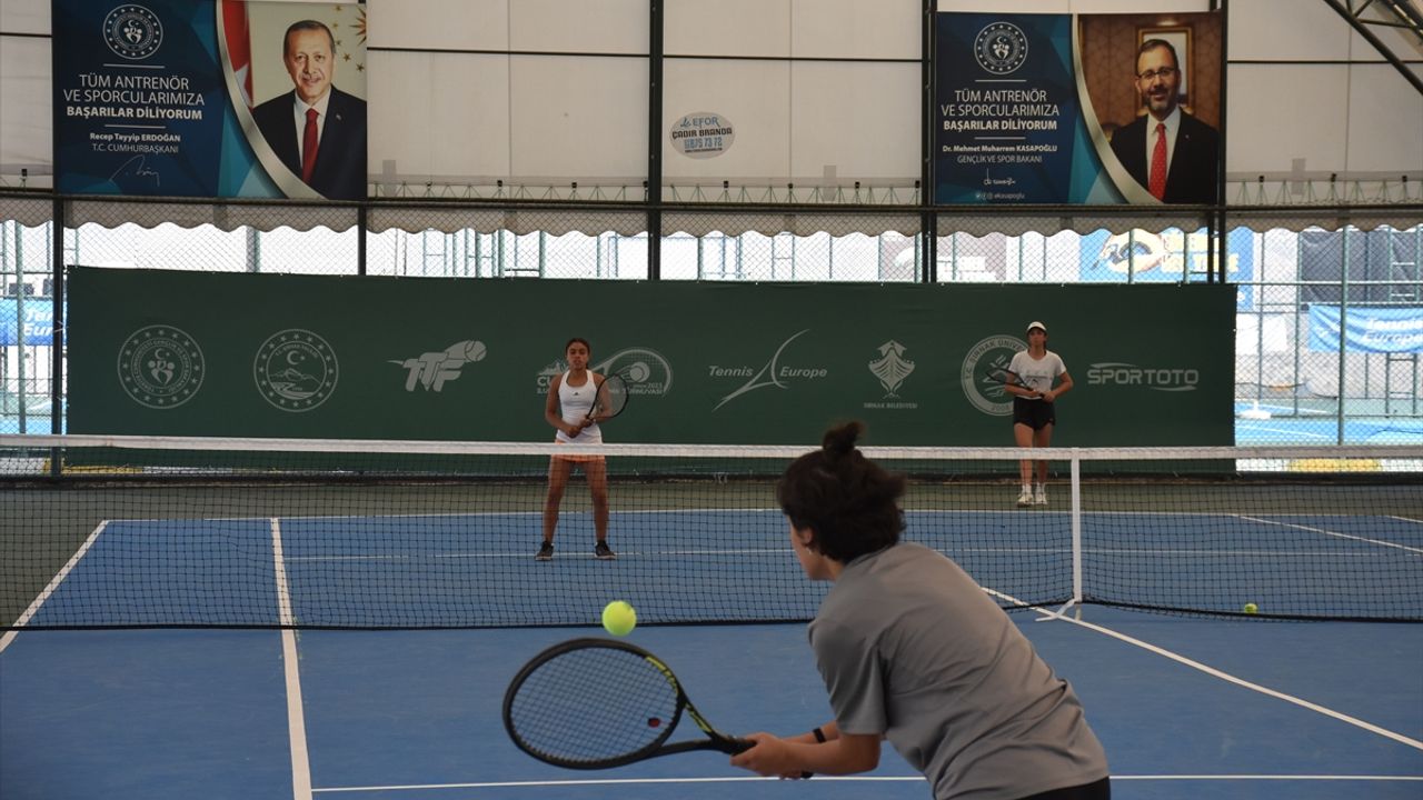 ŞIRNAK - 2. Uluslararası Cudi Cup Tenis Turnuvası'nda çeyrek ve yarı final maçları yapıldı