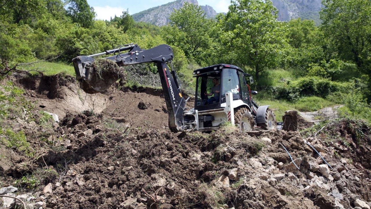 Kastamonu'da heyelan nedeniyle kayan mezarlar başka yere taşındı