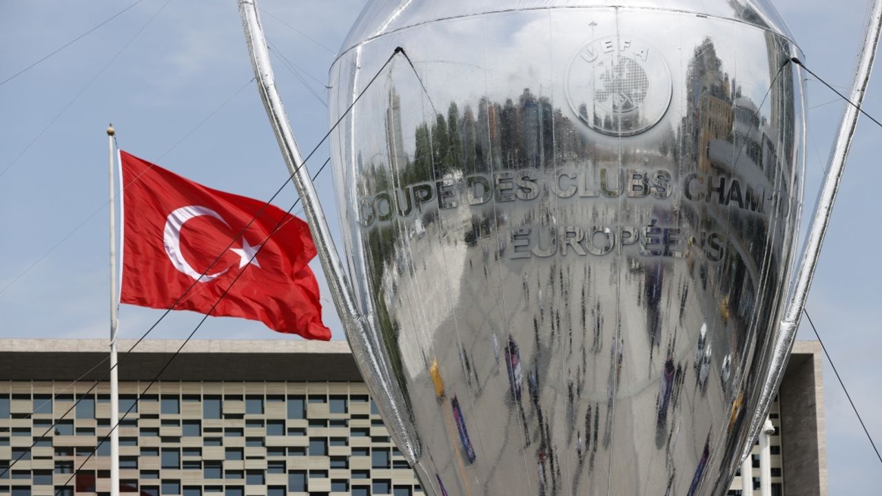 UEFA Şampiyonlar Ligi kupasının dev maketi Taksim Meydanı'nda