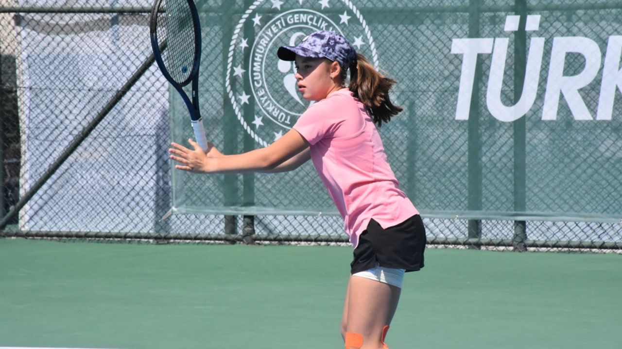 "Akdamar Cup Uluslararası Tenis Turnuvası"nda finalistler belli oldu